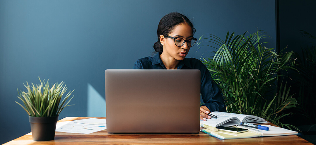 suse manager lady with laptop
