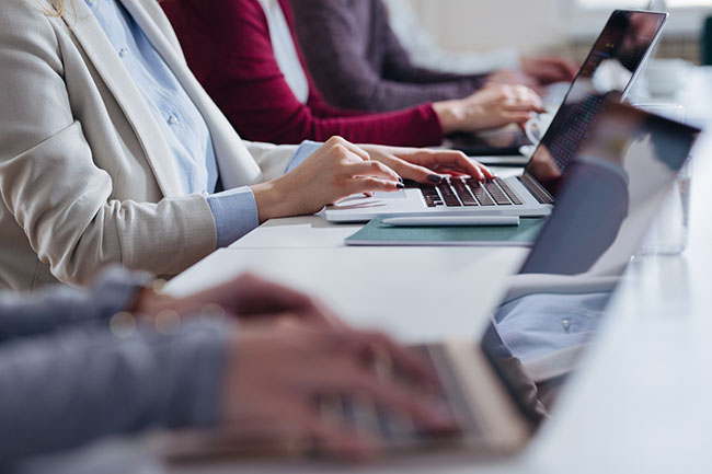 solarwinds-office-people-work-on-laptops